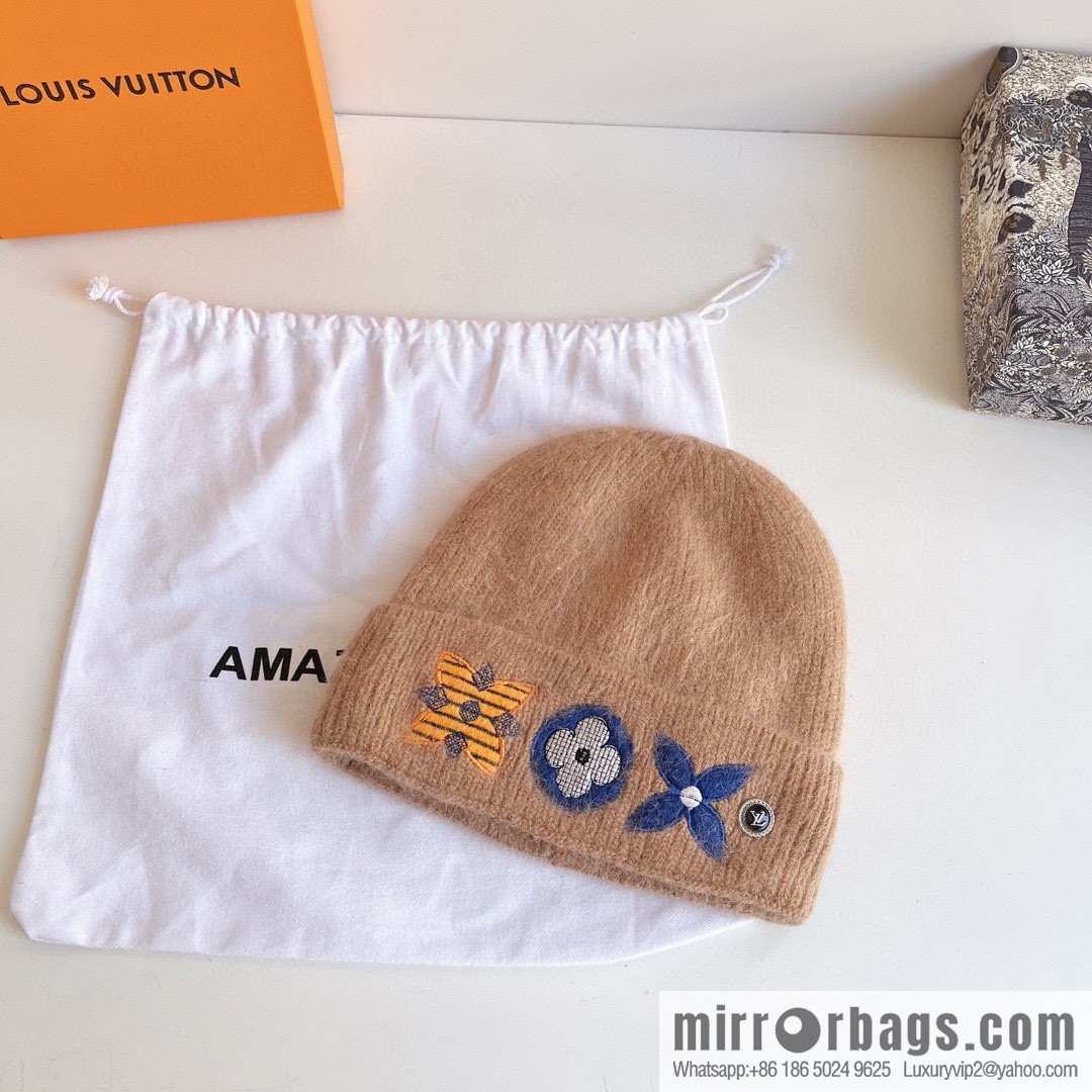 LV Louis Vuitton 2022 autumn and winter new embroidered simple plush wool hat