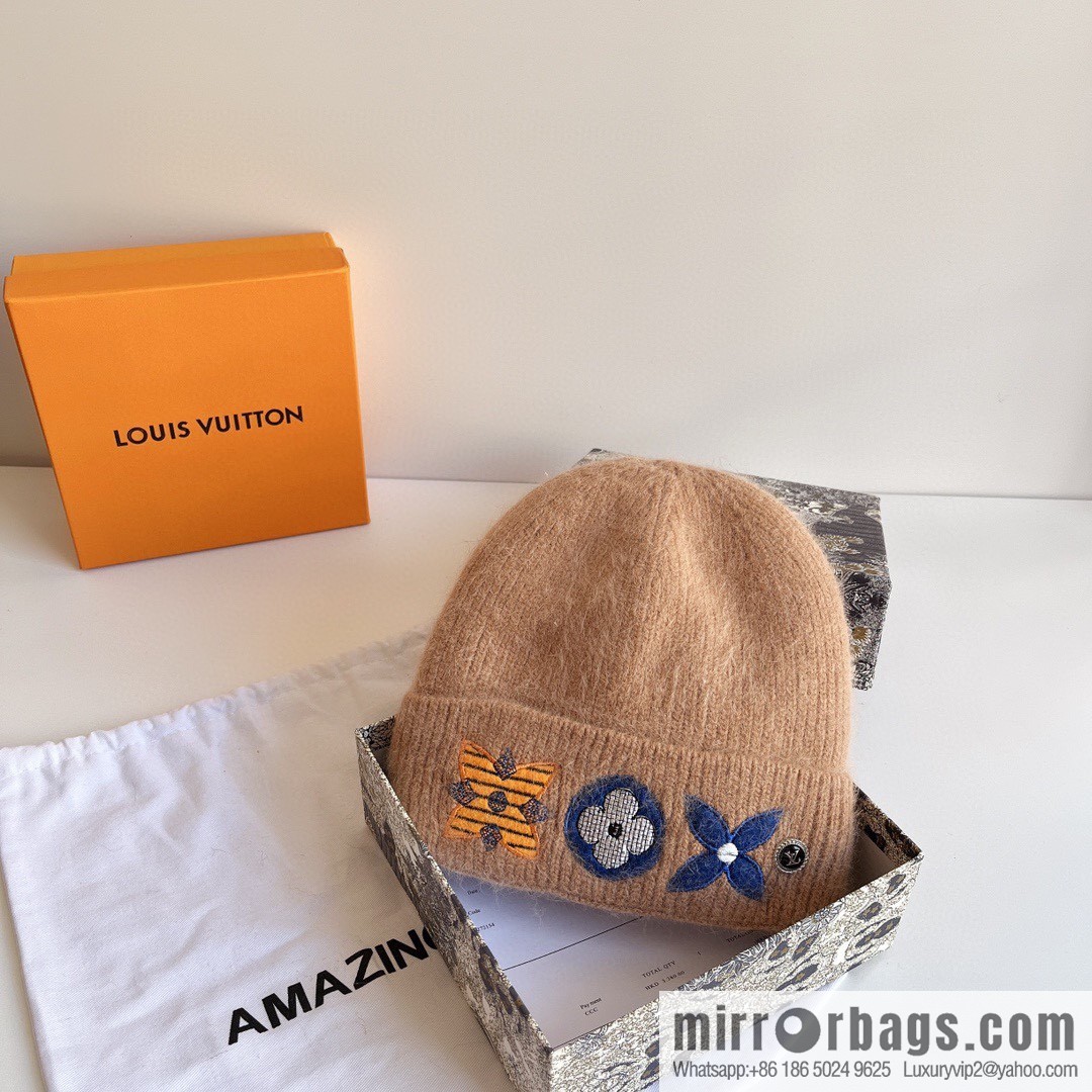 LV Louis Vuitton 2022 autumn and winter new embroidered simple plush wool hat