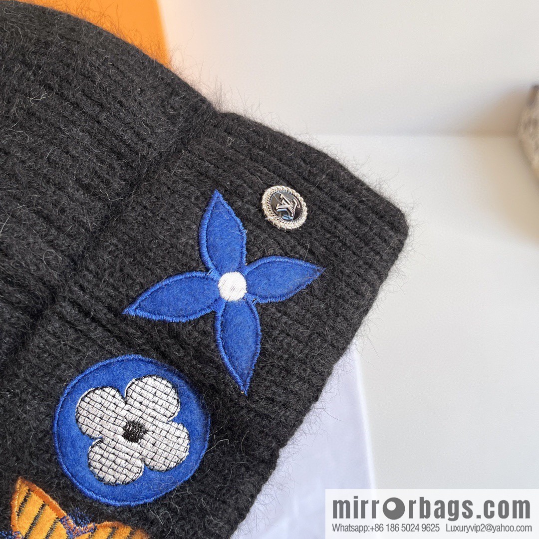 LV Louis Vuitton 2022 autumn and winter new embroidered simple plush wool hat