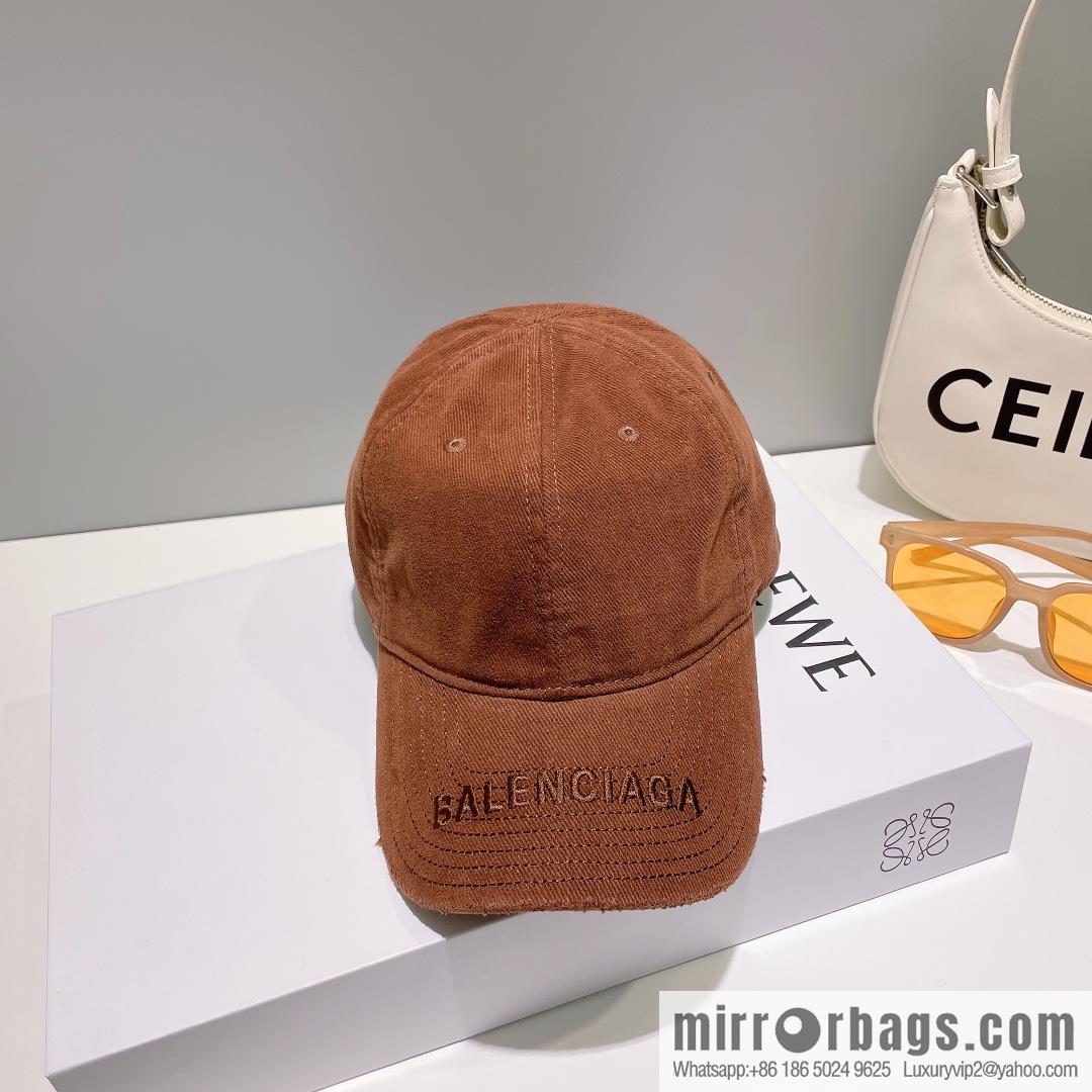 Balenciaga's new embroidered versatile baseball cap
