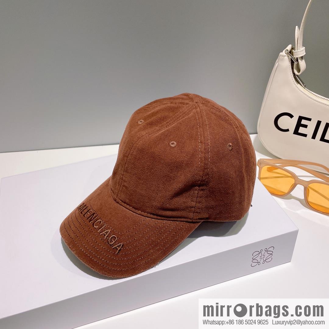 Balenciaga's new embroidered versatile baseball cap