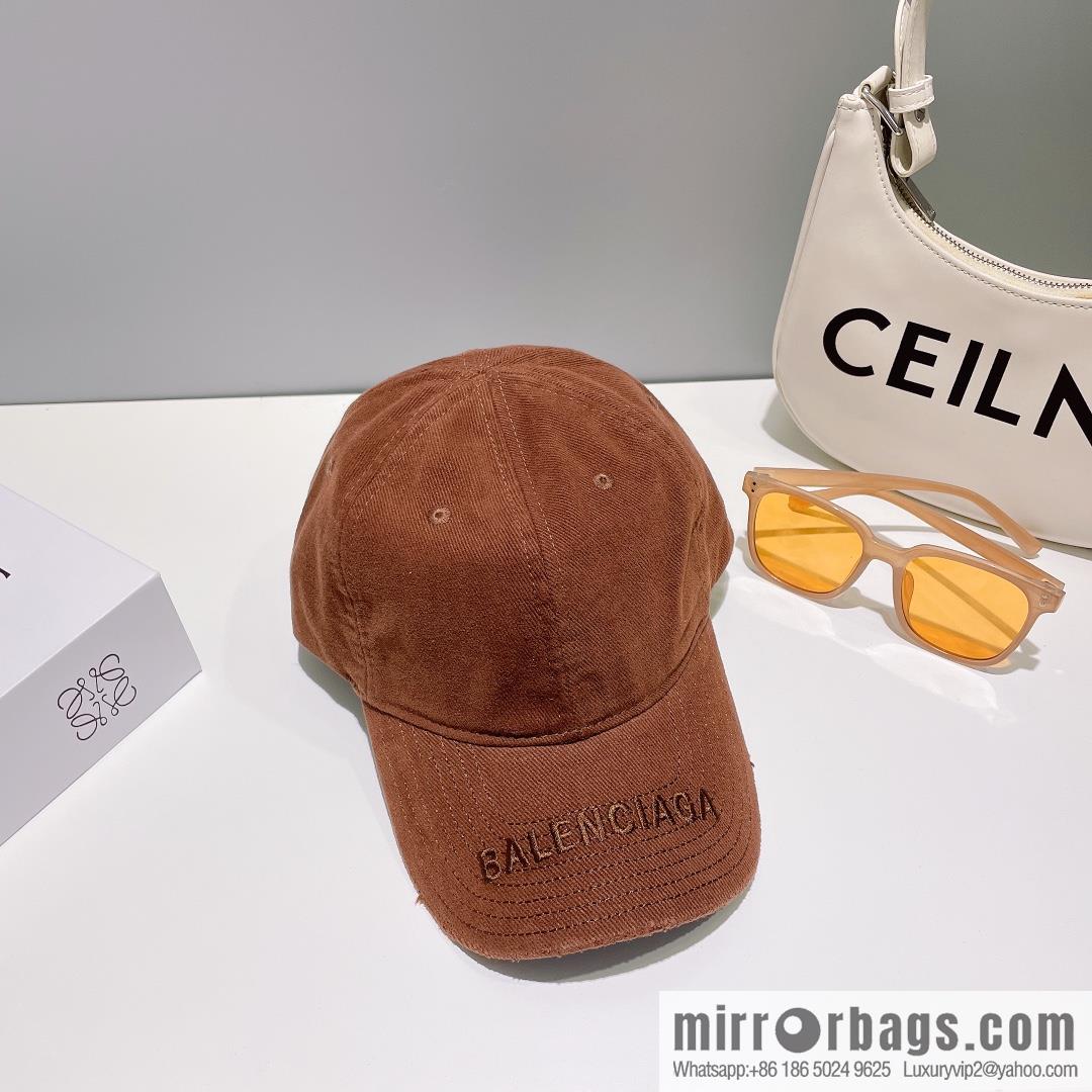 Balenciaga's new embroidered versatile baseball cap