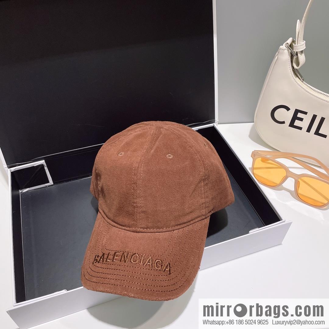 Balenciaga's new embroidered versatile baseball cap