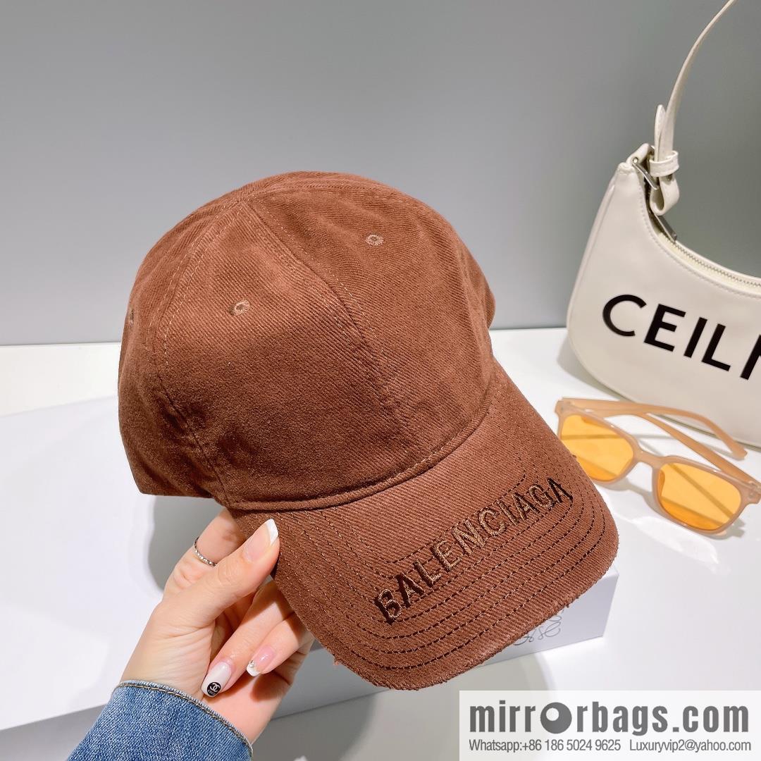 Balenciaga's new embroidered versatile baseball cap