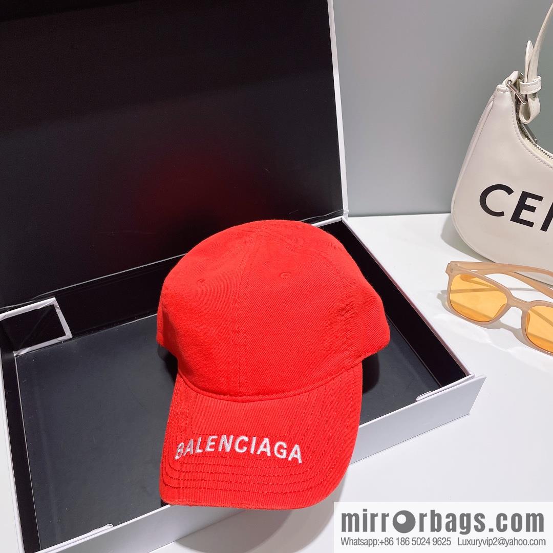 Balenciaga's new embroidered versatile baseball cap
