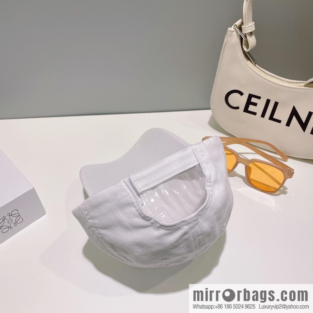 Balenciaga's new embroidered versatile baseball cap
