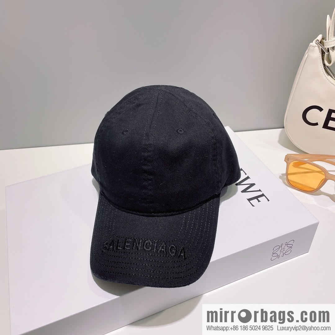 Balenciaga's new embroidered versatile baseball cap