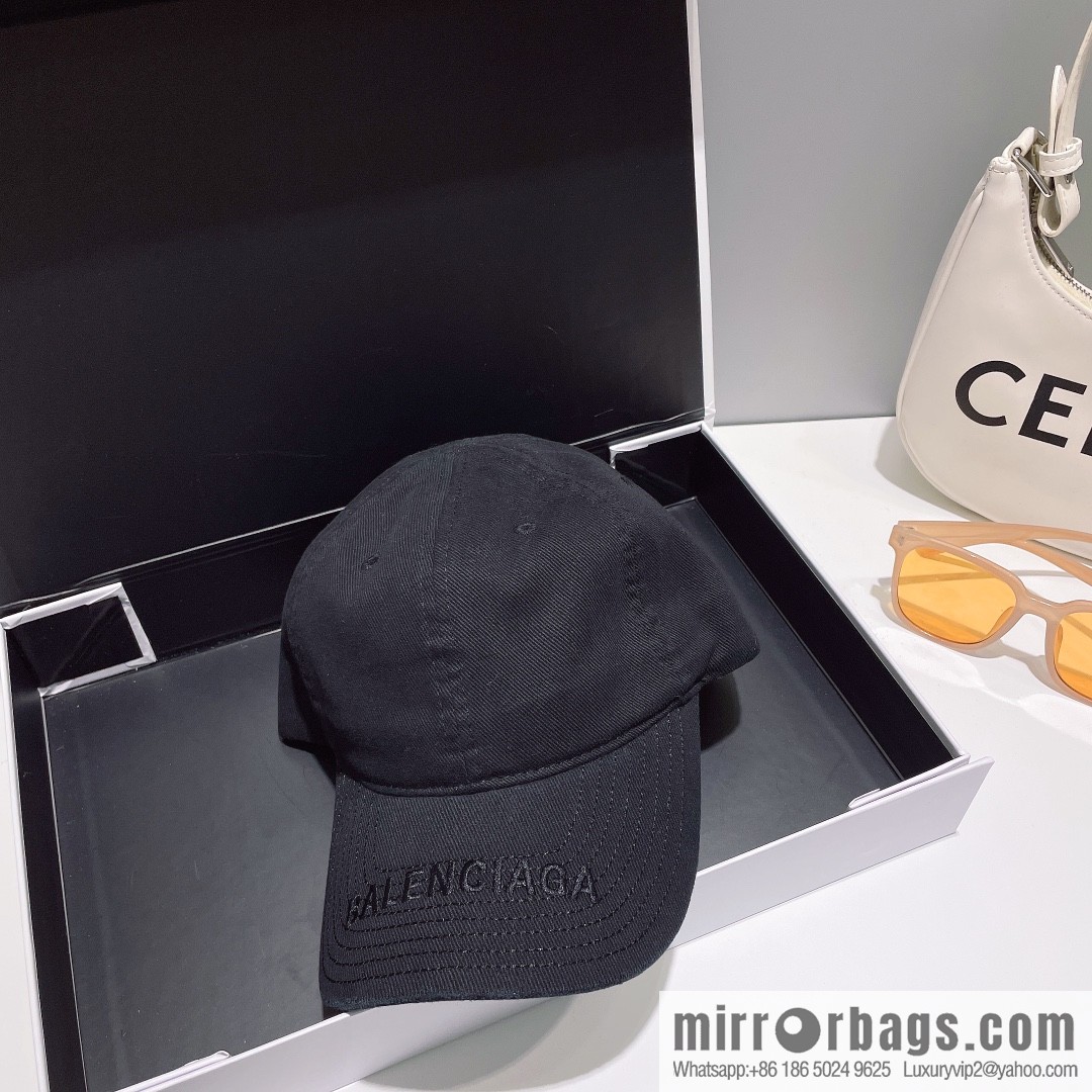 Balenciaga's new embroidered versatile baseball cap