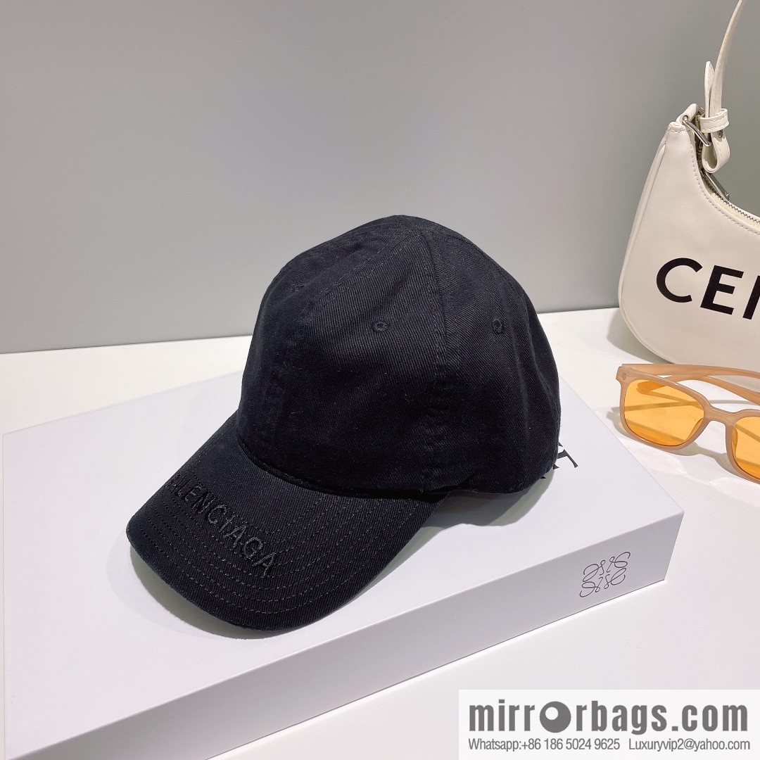 Balenciaga's new embroidered versatile baseball cap
