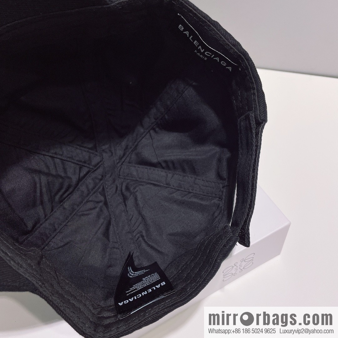 Balenciaga's new embroidered versatile baseball cap