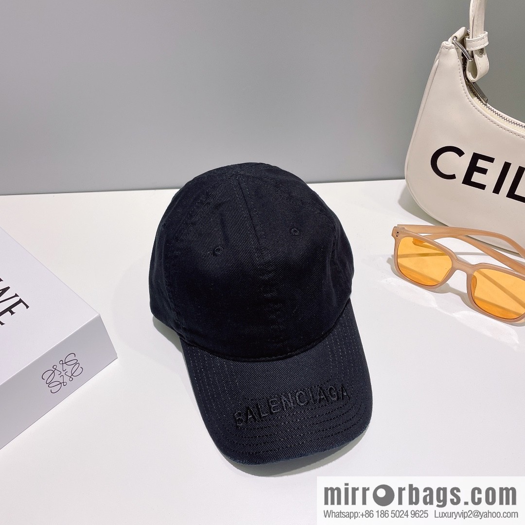 Balenciaga's new embroidered versatile baseball cap