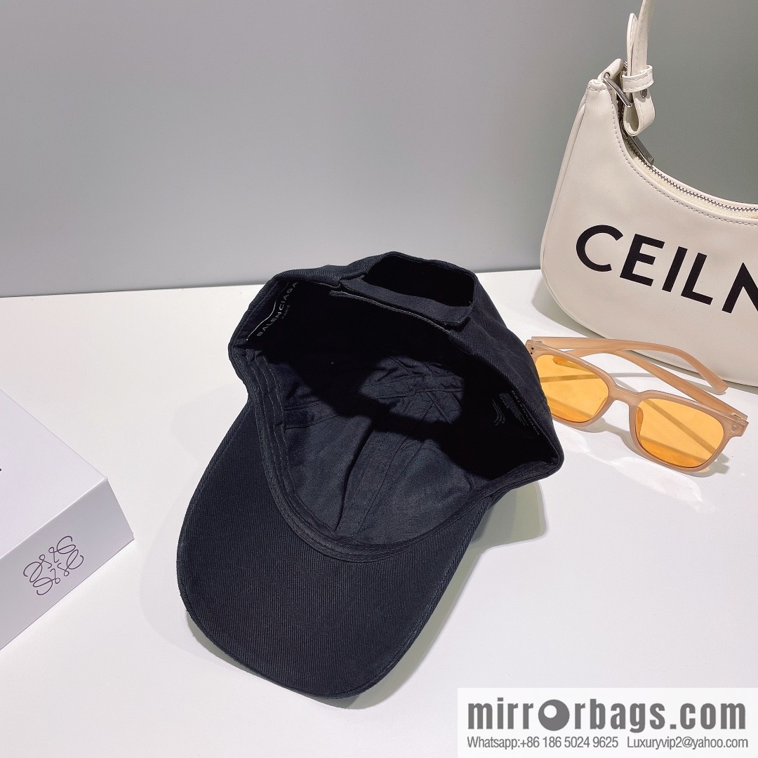 Balenciaga's new embroidered versatile baseball cap