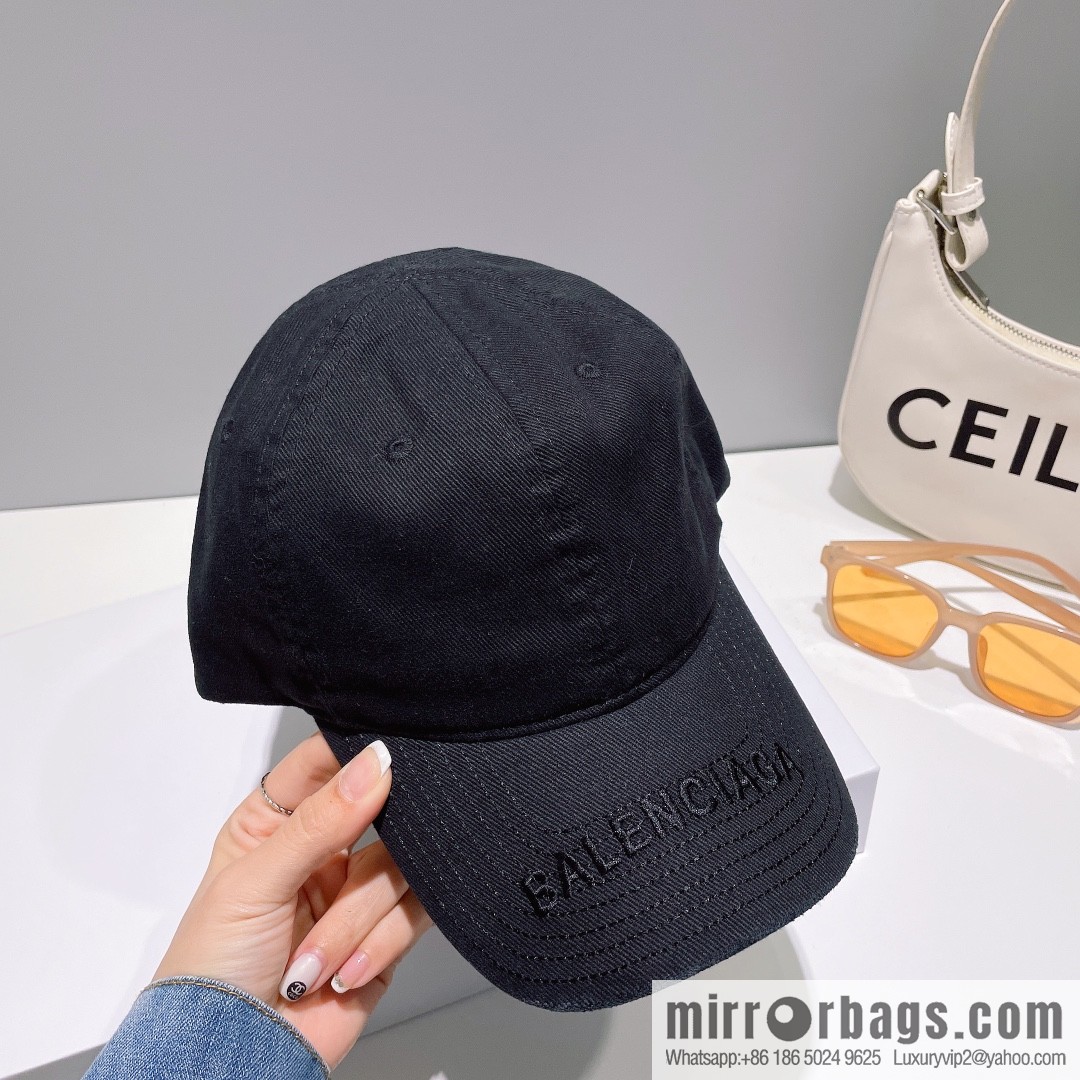 Balenciaga's new embroidered versatile baseball cap