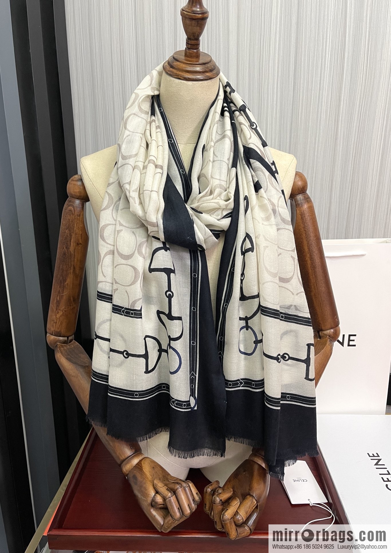 CELINE Ring Fleece