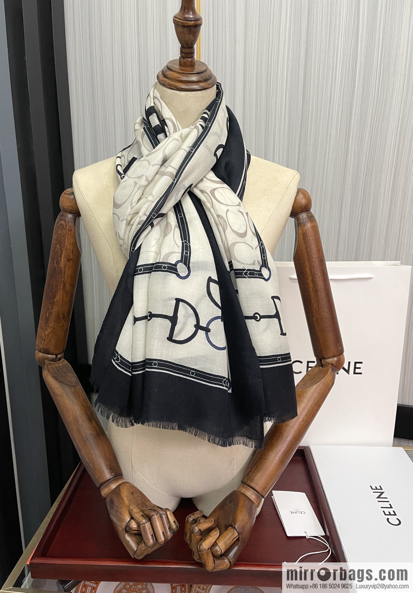 CELINE Ring Fleece