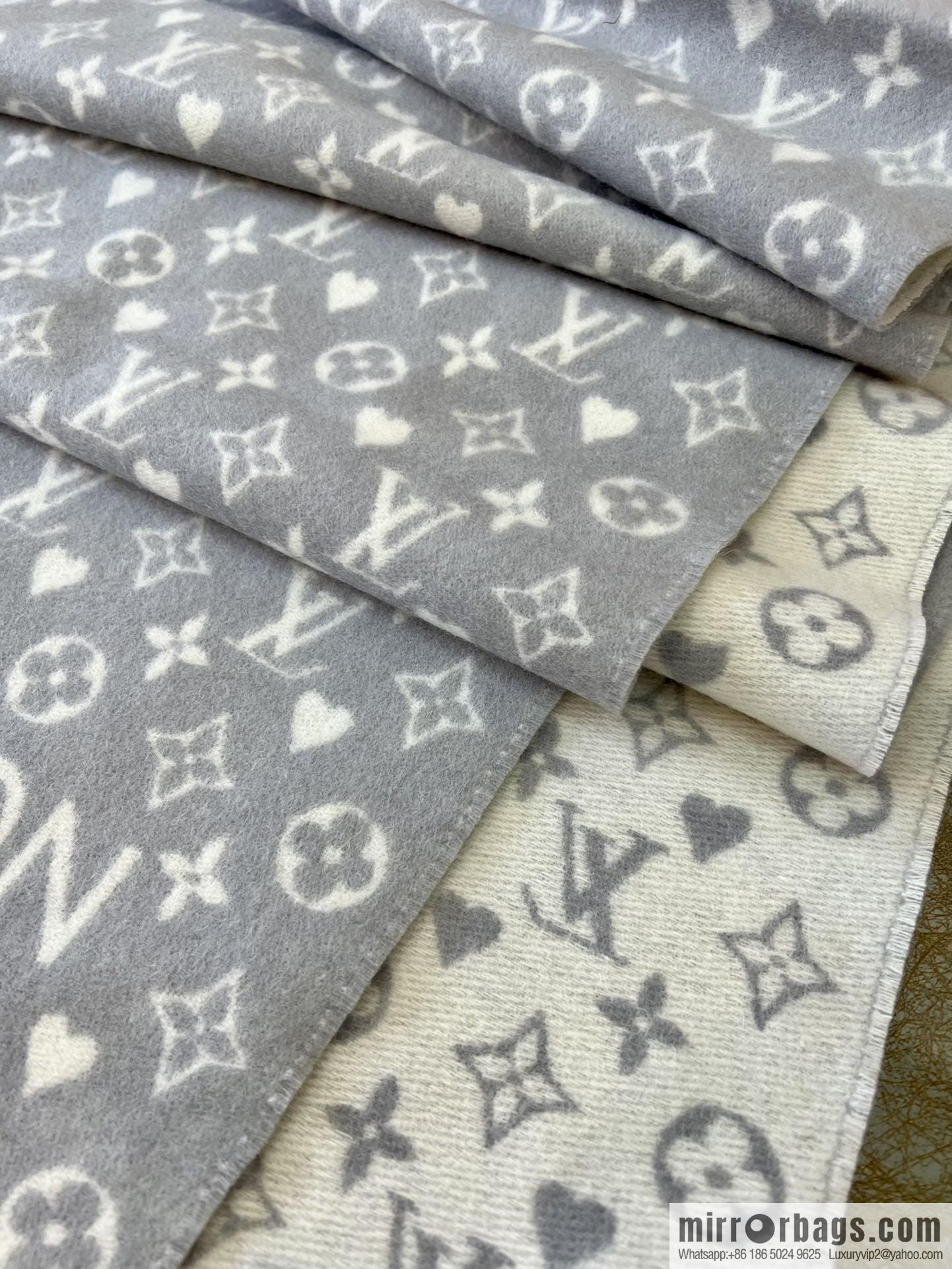 LV Louis Vuitton Game On Cashmere Scarf M77641