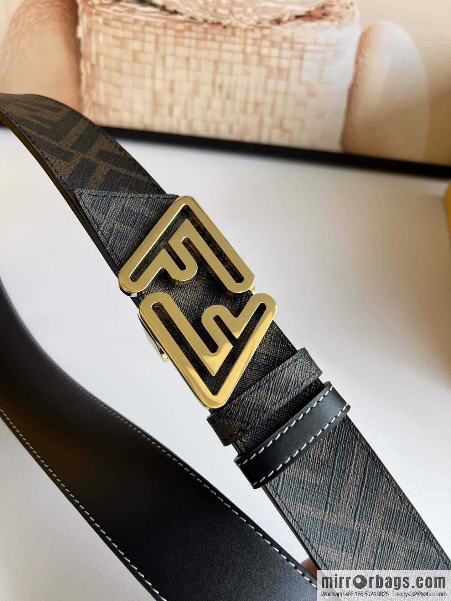 Fendi's latest extraordinary creative gradual change printing double FF cowhide belt