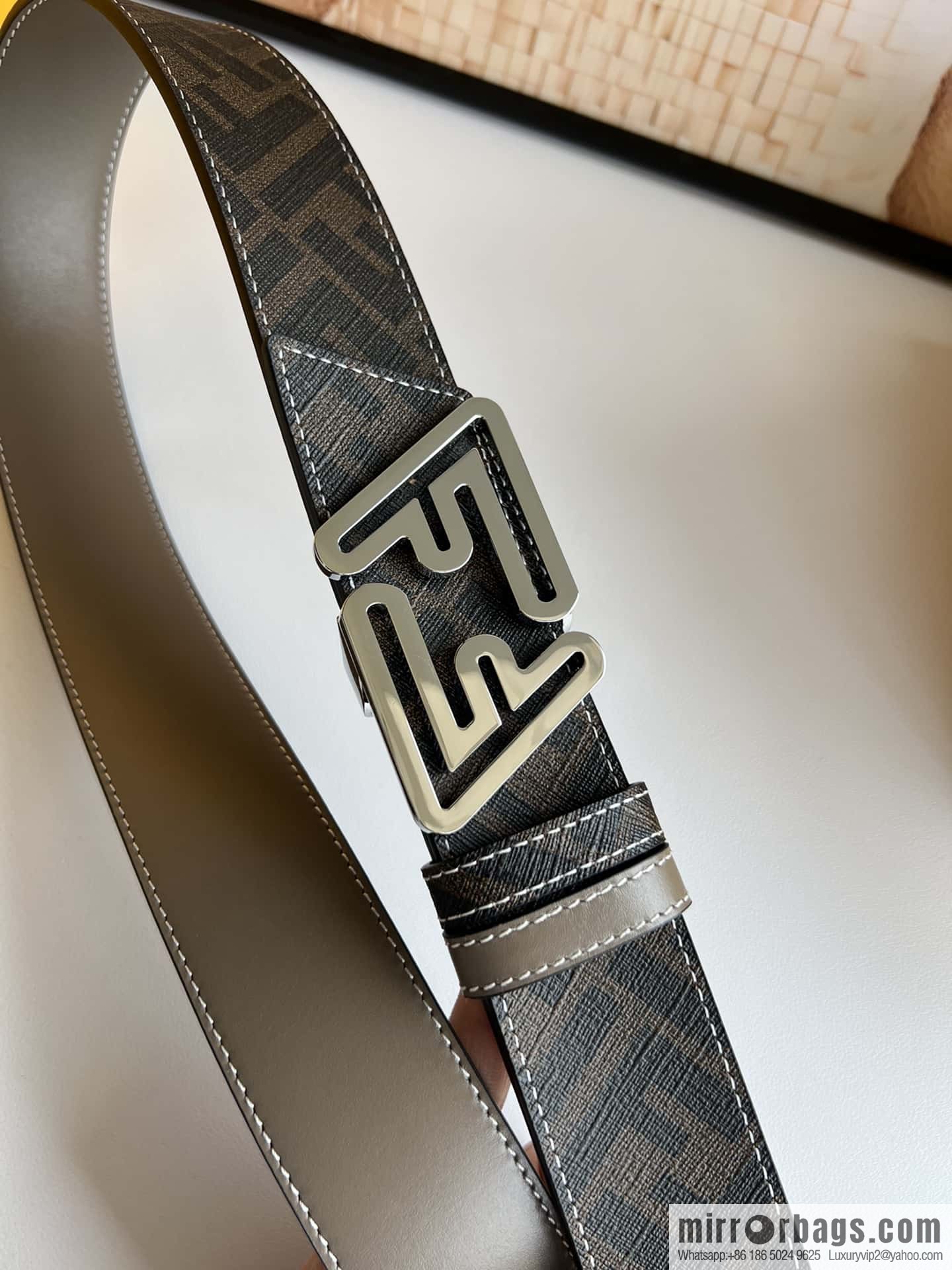 Fendi's latest extraordinary creative gradual change printing double FF cowhide belt