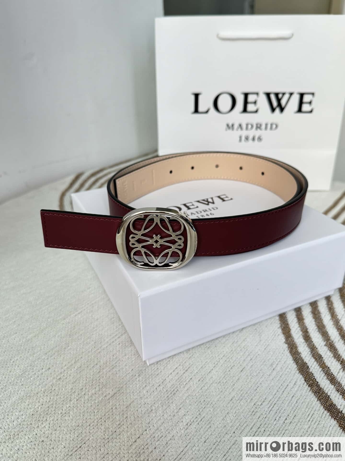 LOEWE Luo Yiwei's new belt smooth cow leather double-sided belt 2.8CM.