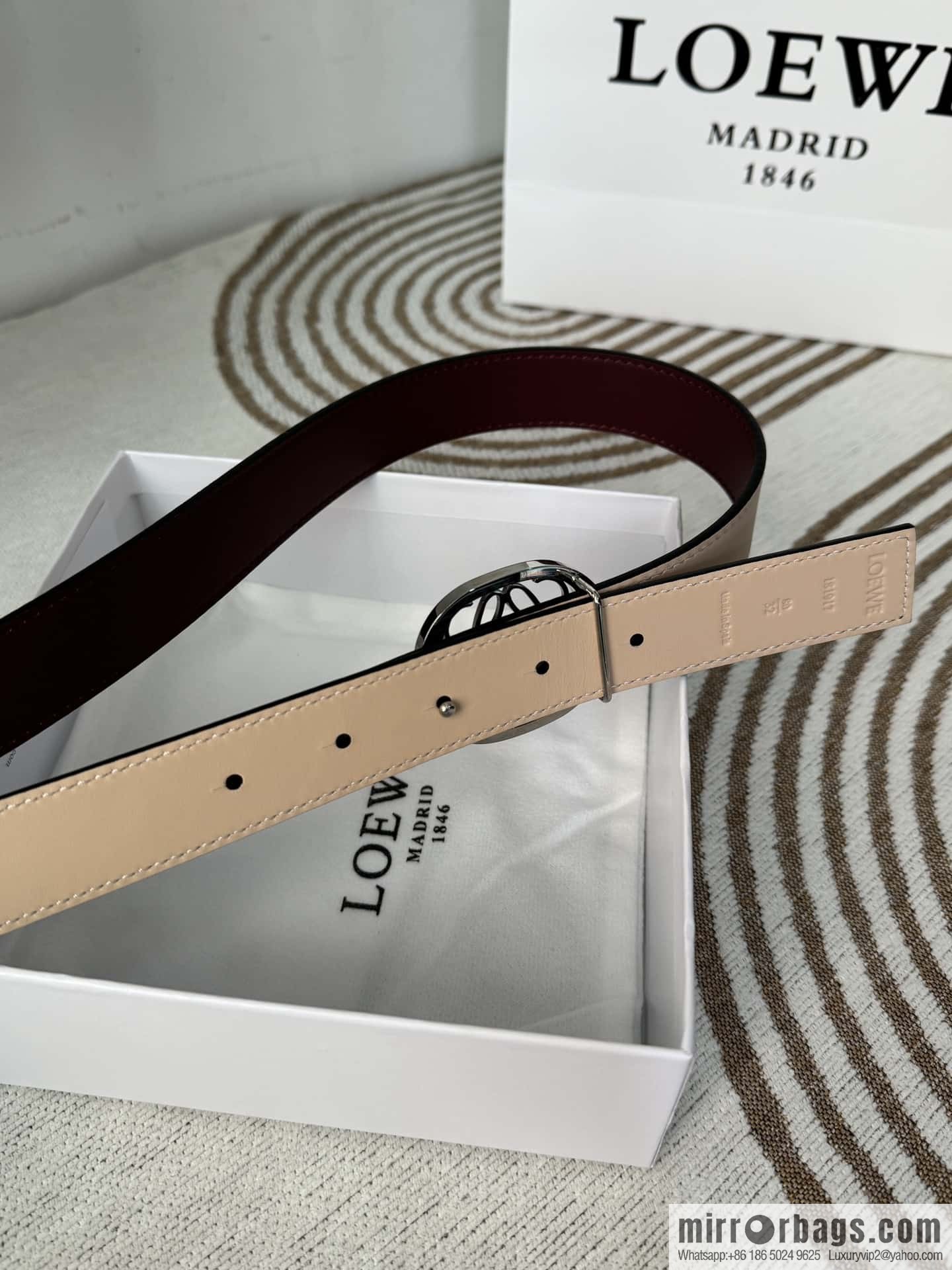 LOEWE Luo Yiwei's new belt smooth cow leather double-sided belt 2.8CM.