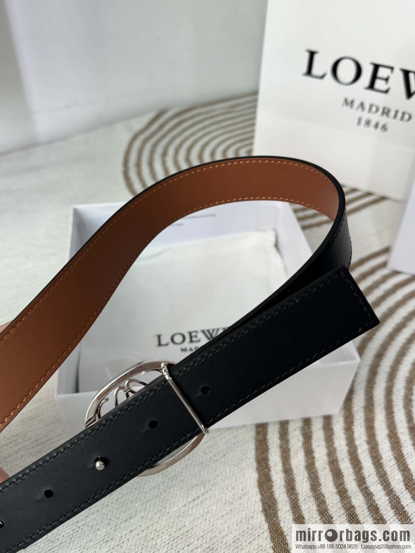 LOEWE Luo Yiwei's new belt smooth cow leather double-sided belt 2.8CM.