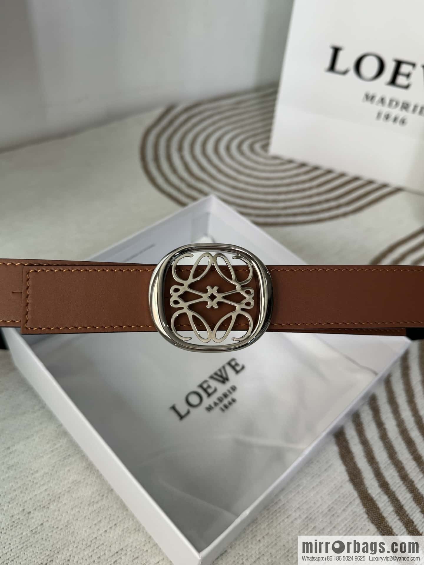 LOEWE Luo Yiwei's new belt smooth cow leather double-sided belt 2.8CM.