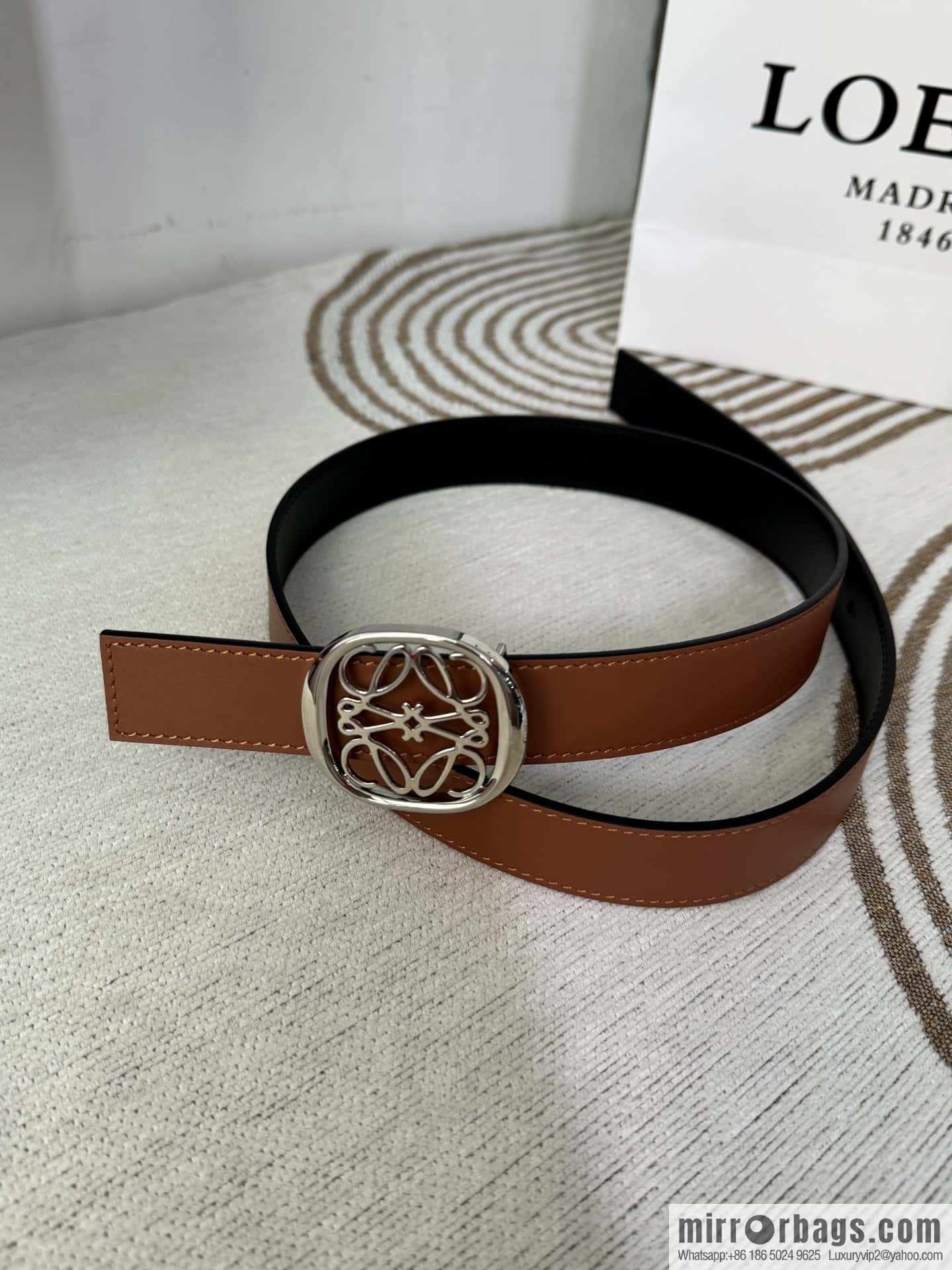LOEWE Luo Yiwei's new belt smooth cow leather double-sided belt 2.8CM.