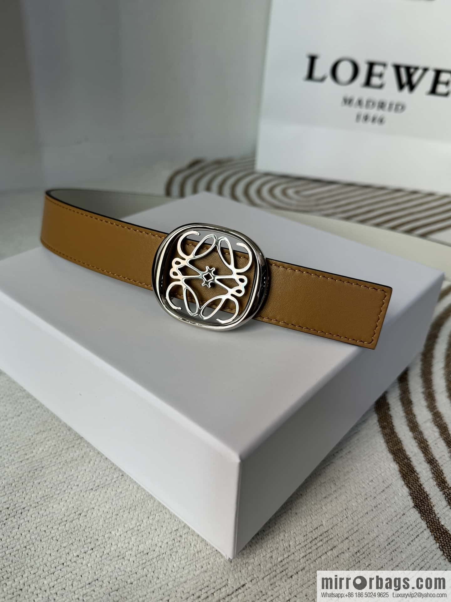 LOEWE Luo Yiwei's new belt smooth cow leather double-sided belt 2.8CM.