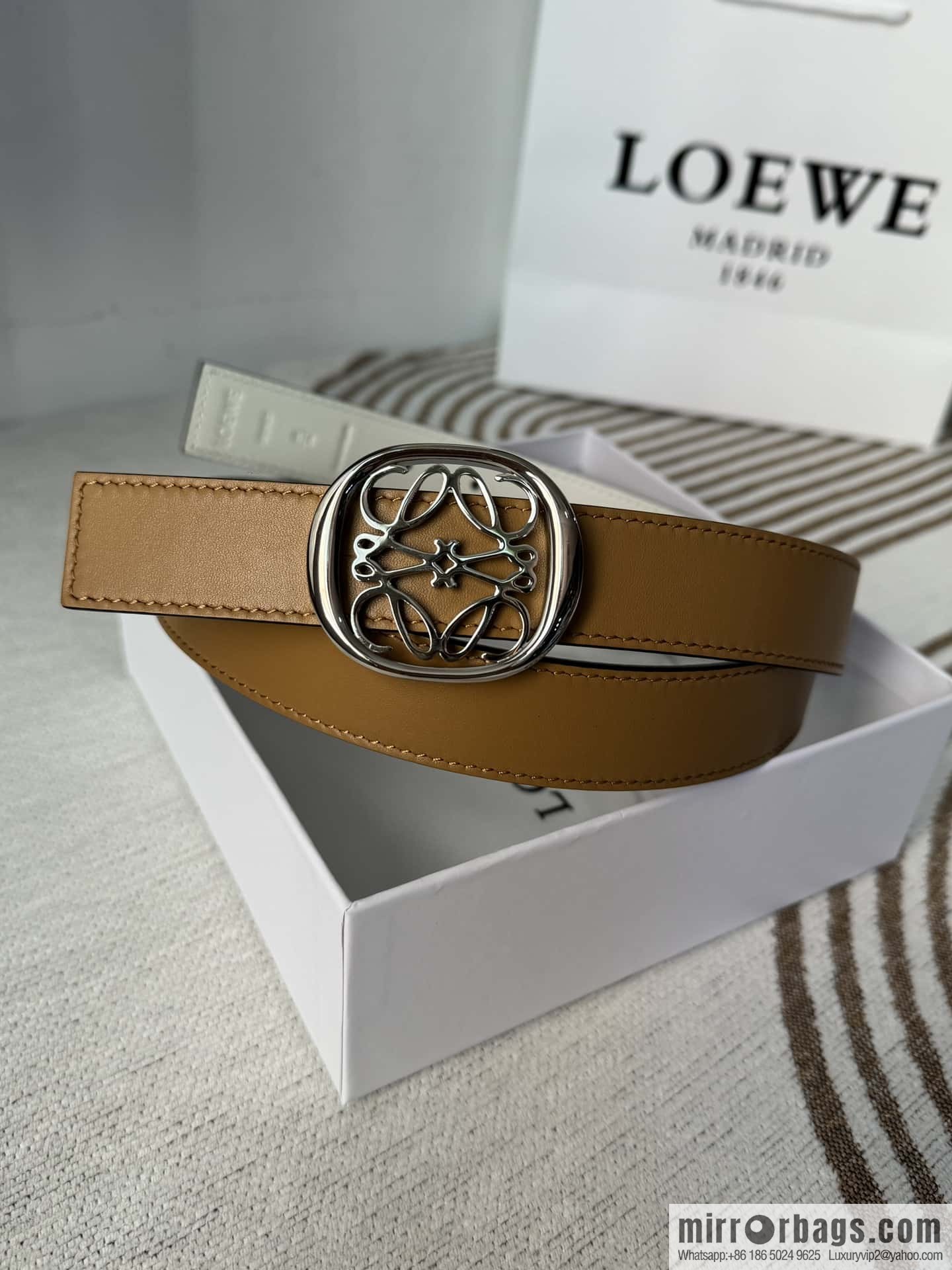 LOEWE Luo Yiwei's new belt smooth cow leather double-sided belt 2.8CM.