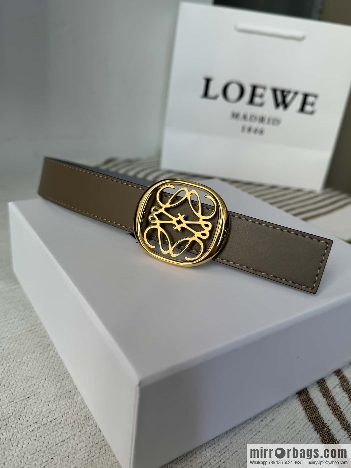 LOEWE Luo Yiwei's new belt smooth cow leather double-sided belt 2.8CM.