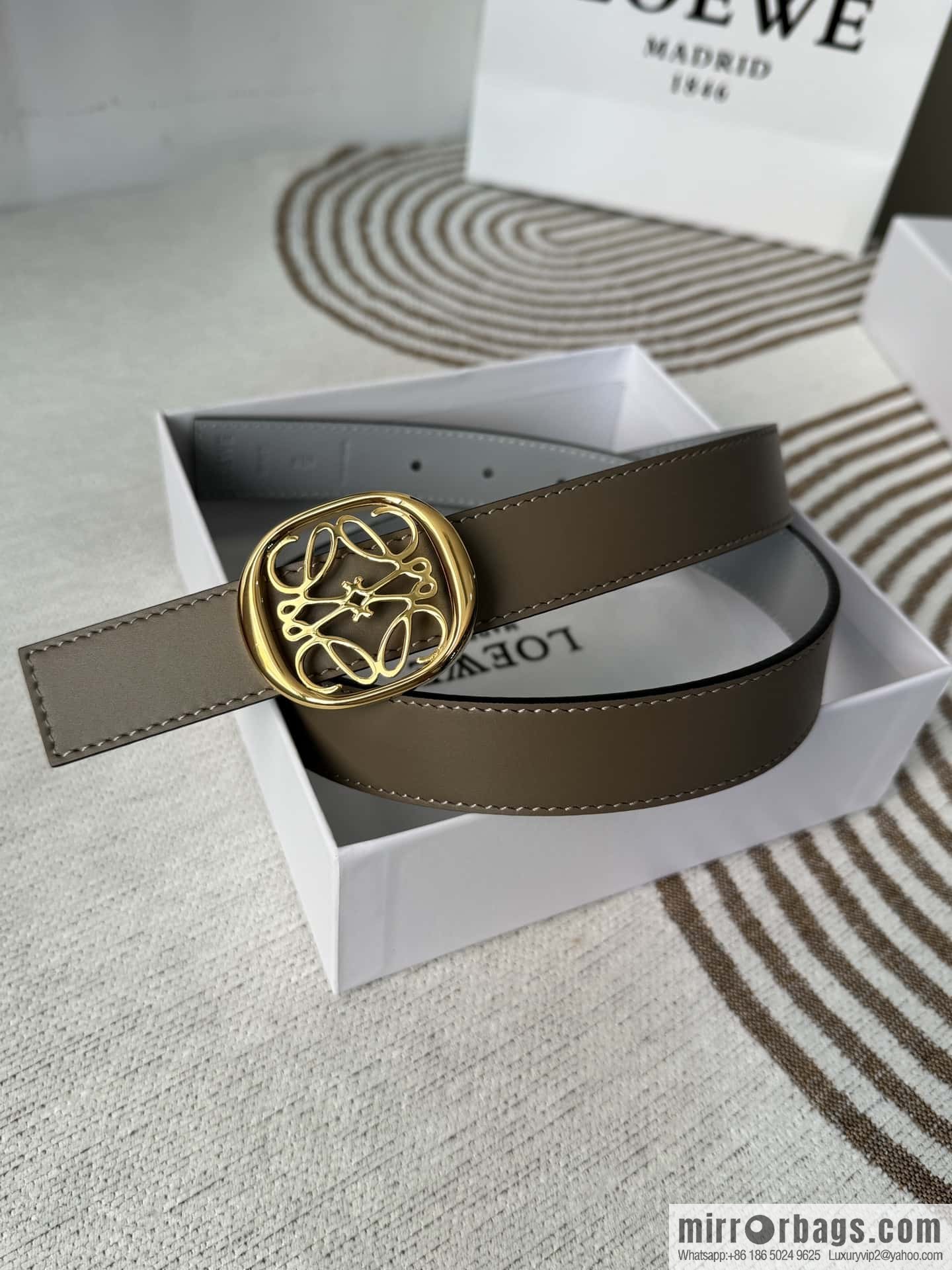 LOEWE Luo Yiwei's new belt smooth cow leather double-sided belt 2.8CM.