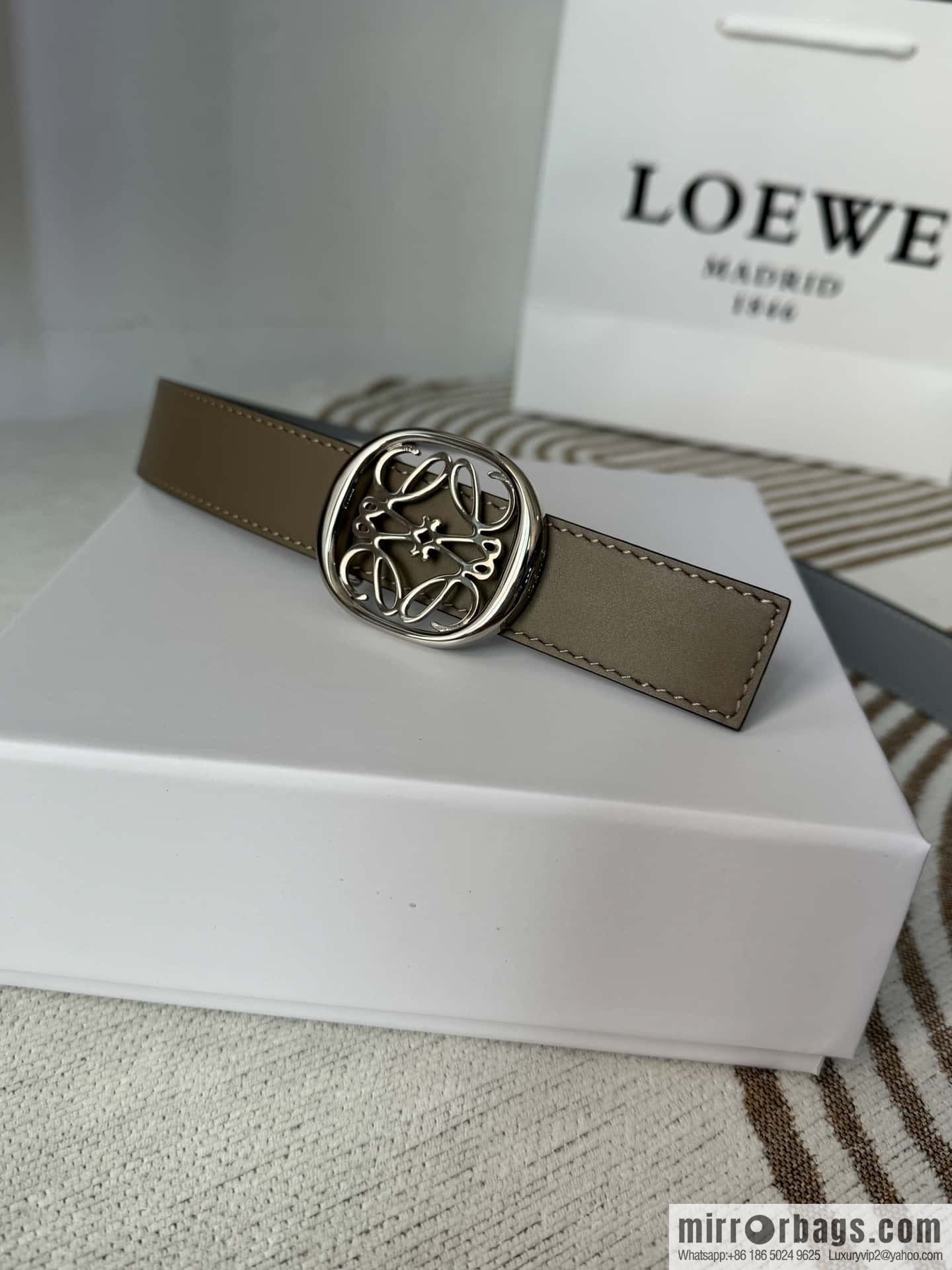 LOEWE Luo Yiwei's new belt smooth cow leather double-sided belt 2.8CM.