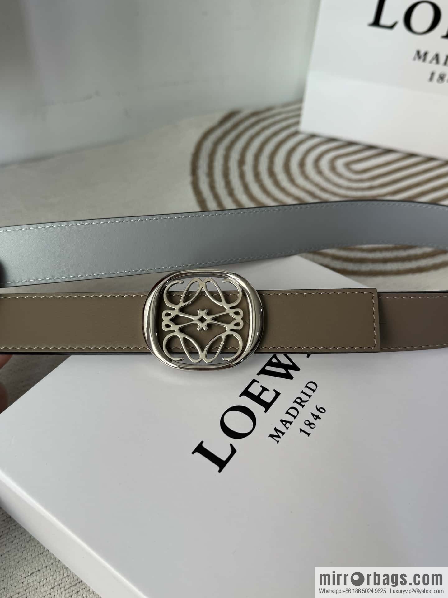LOEWE Luo Yiwei's new belt smooth cow leather double-sided belt 2.8CM.