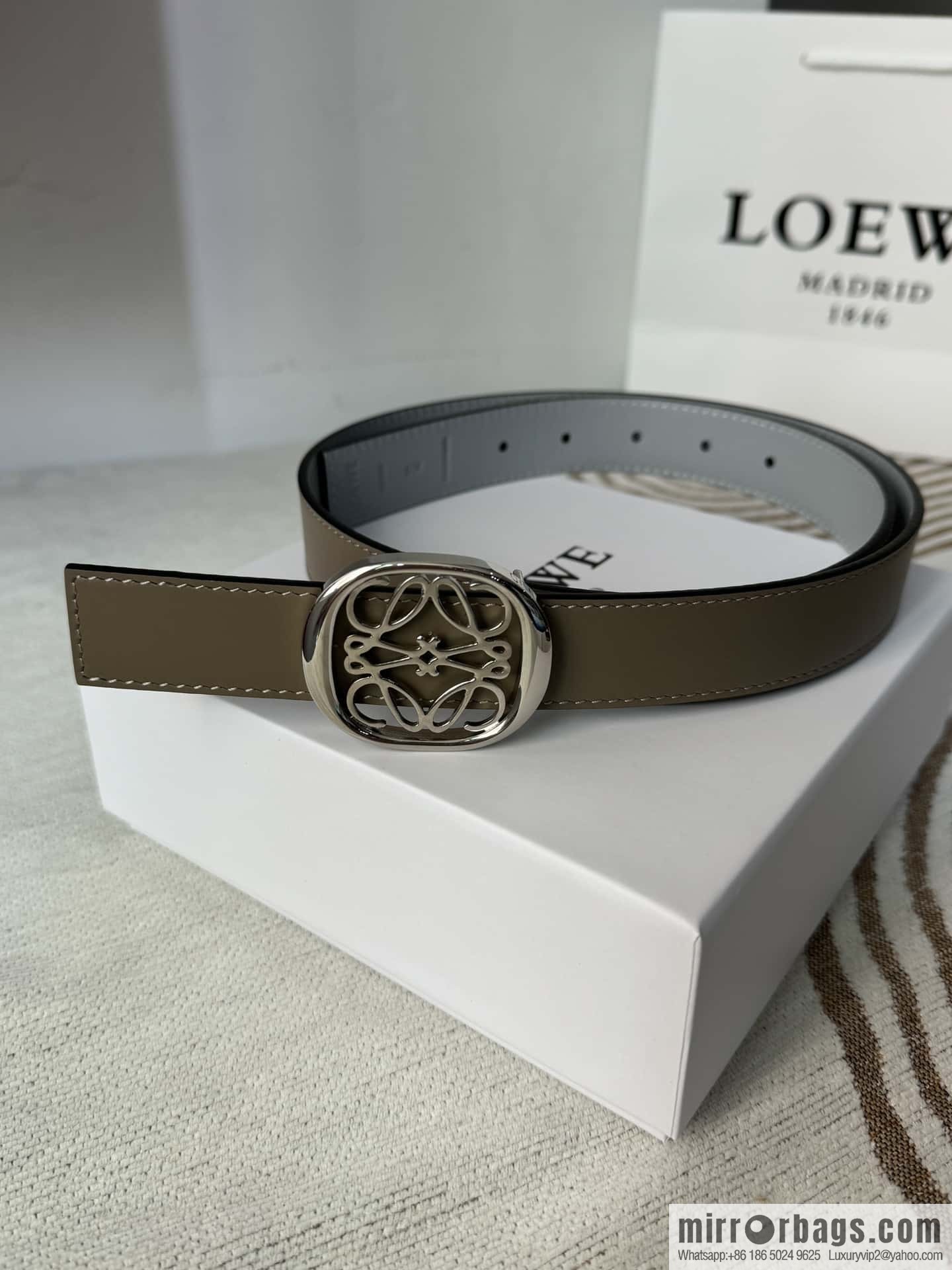 LOEWE Luo Yiwei's new belt smooth cow leather double-sided belt 2.8CM.