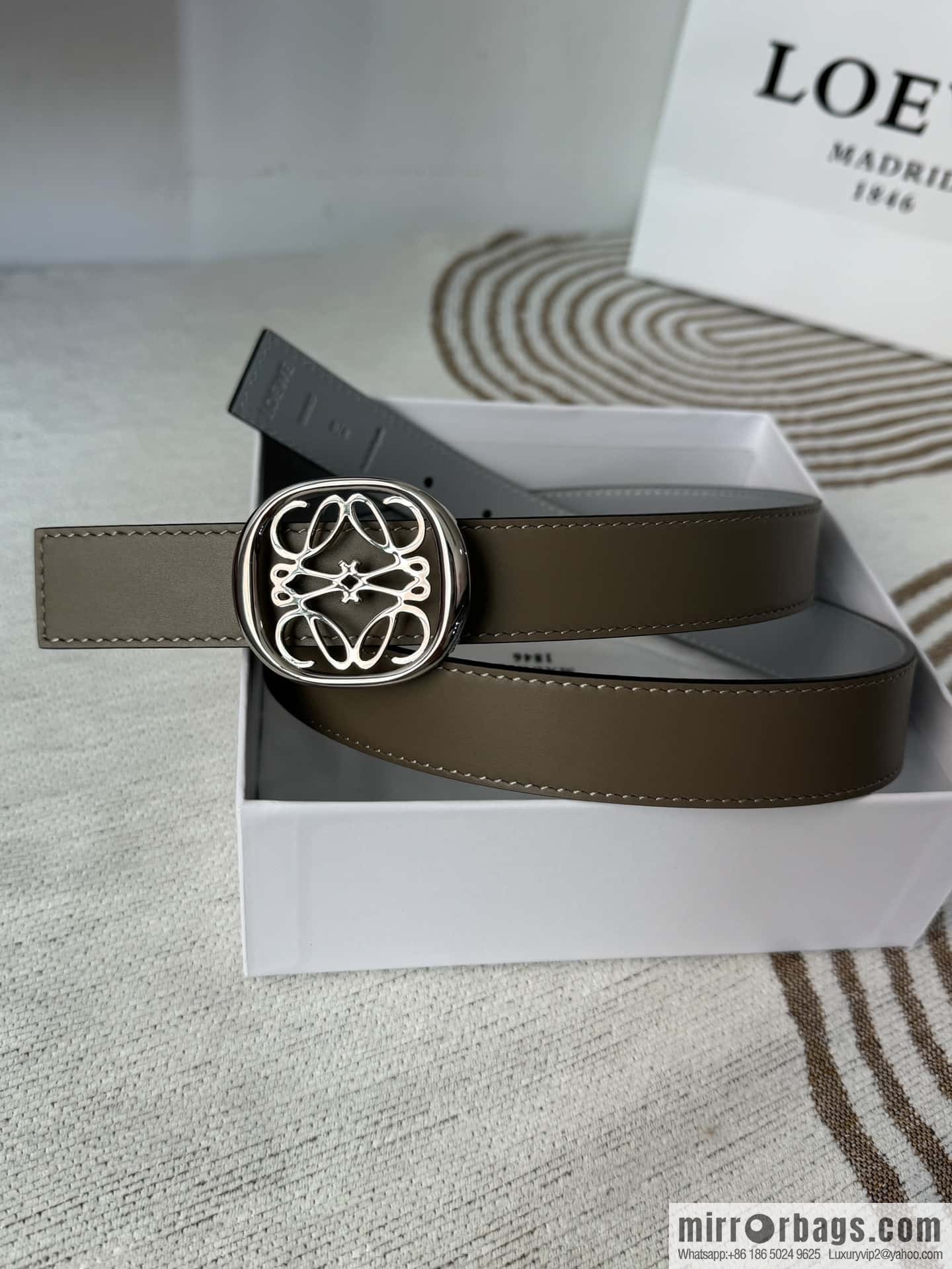 LOEWE Luo Yiwei's new belt smooth cow leather double-sided belt 2.8CM.