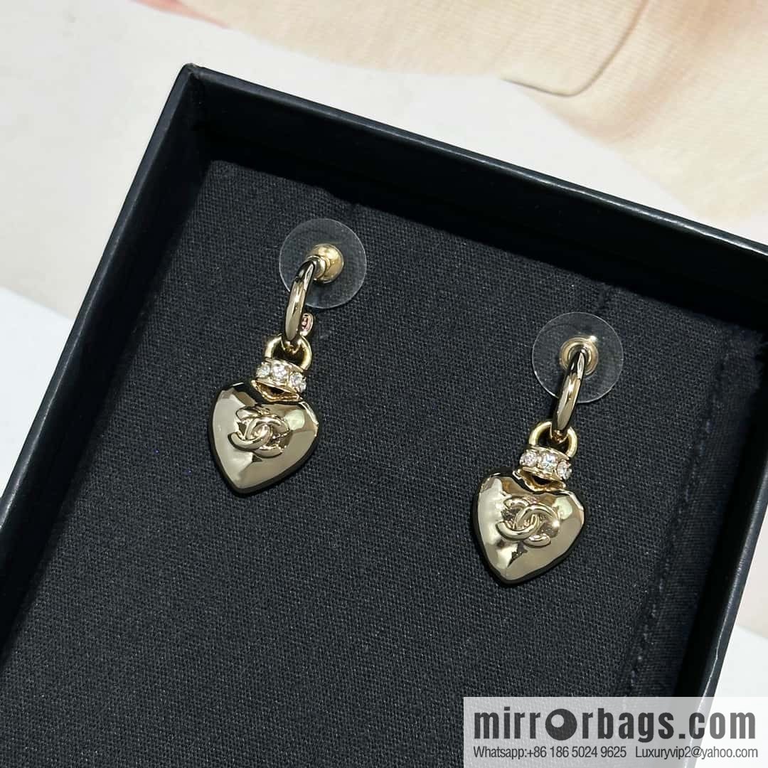 ❗️New ❗️ Chanel stud earrings ☀️ new ☑️ Chanel c2 double c gold peach heart love stud earrings ☀️