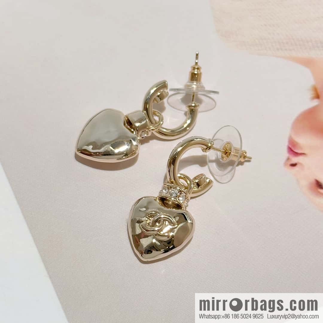 ❗️New ❗️ Chanel stud earrings ☀️ new ☑️ Chanel c2 double c gold peach heart love stud earrings ☀️