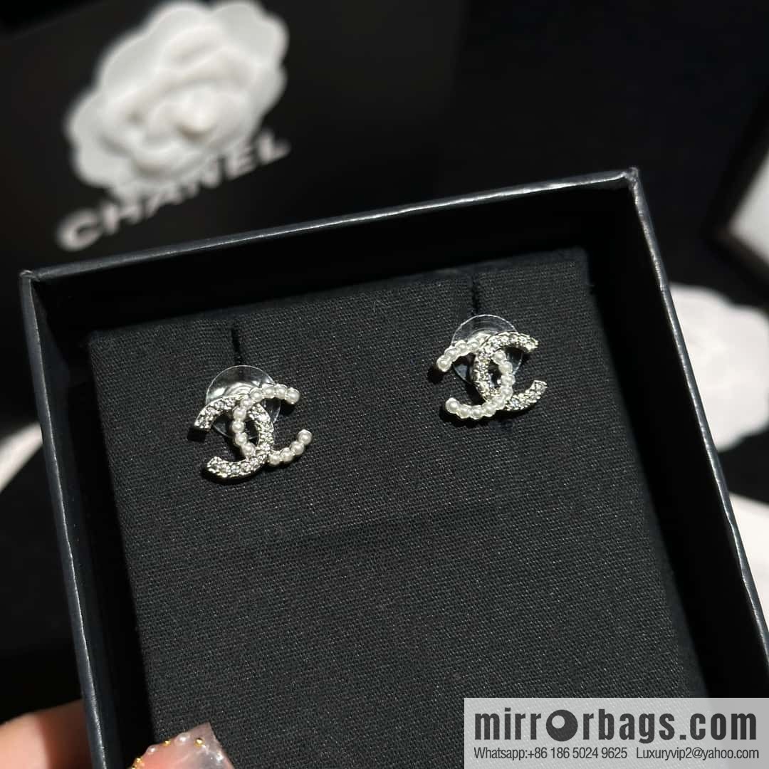 ❗️New ❗️ Chanel stud earrings ☀️ new ☑️ Chanel c1 double c half pearl half diamond stud earrings ☀️