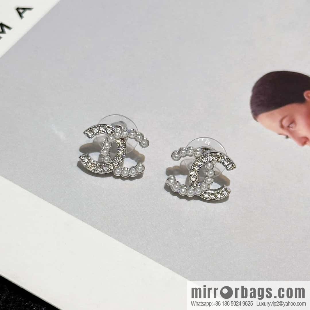 ❗️New ❗️ Chanel stud earrings ☀️ new ☑️ Chanel c1 double c half pearl half diamond stud earrings ☀️