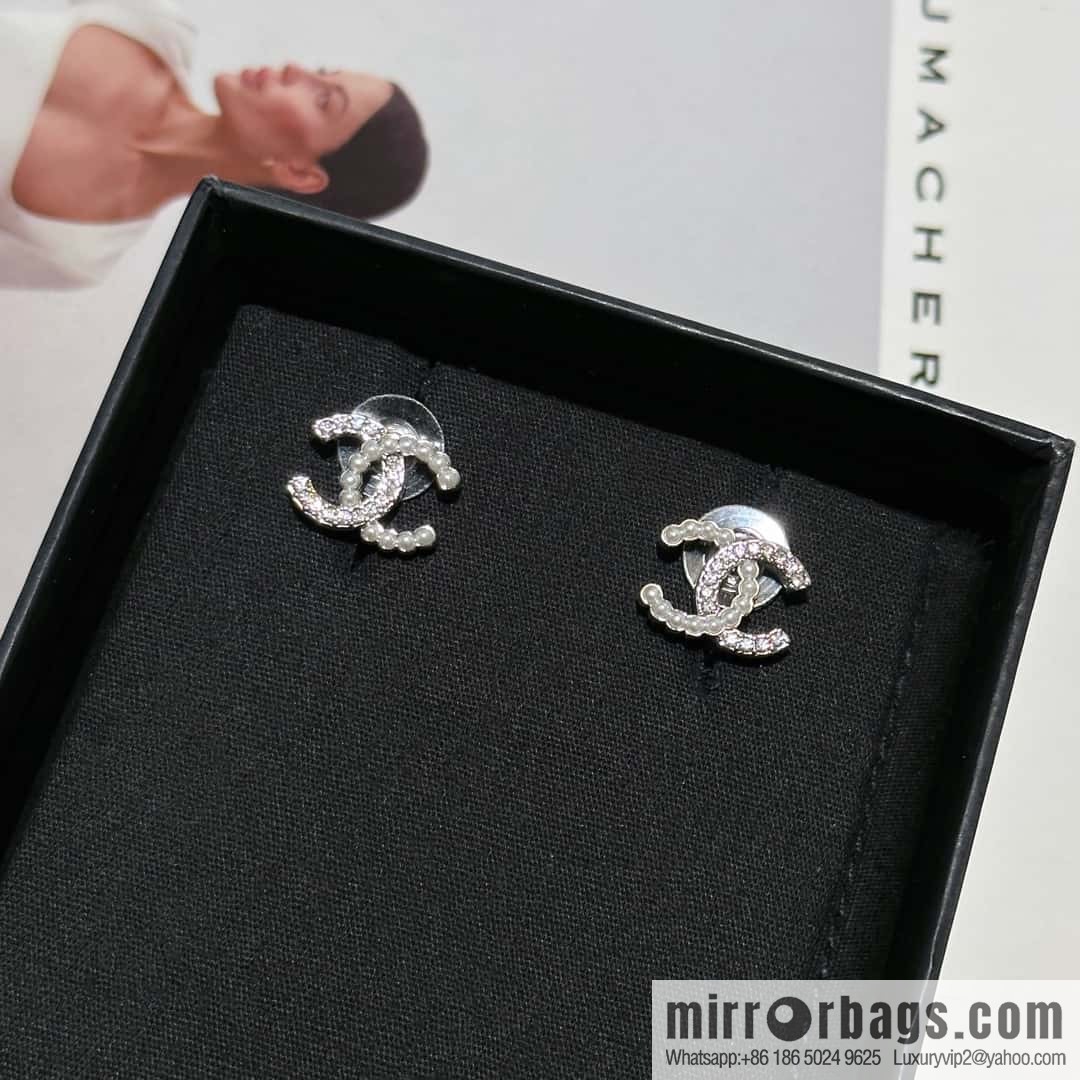 ❗️New ❗️ Chanel stud earrings ☀️ new ☑️ Chanel c1 double c half pearl half diamond stud earrings ☀️
