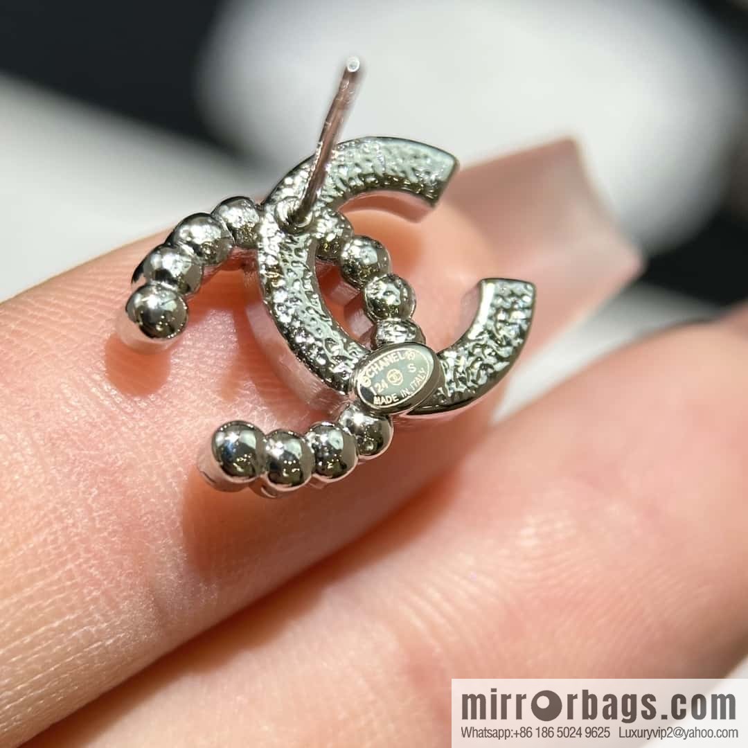 ❗️New ❗️ Chanel stud earrings ☀️ new ☑️ Chanel c1 double c half pearl half diamond stud earrings ☀️