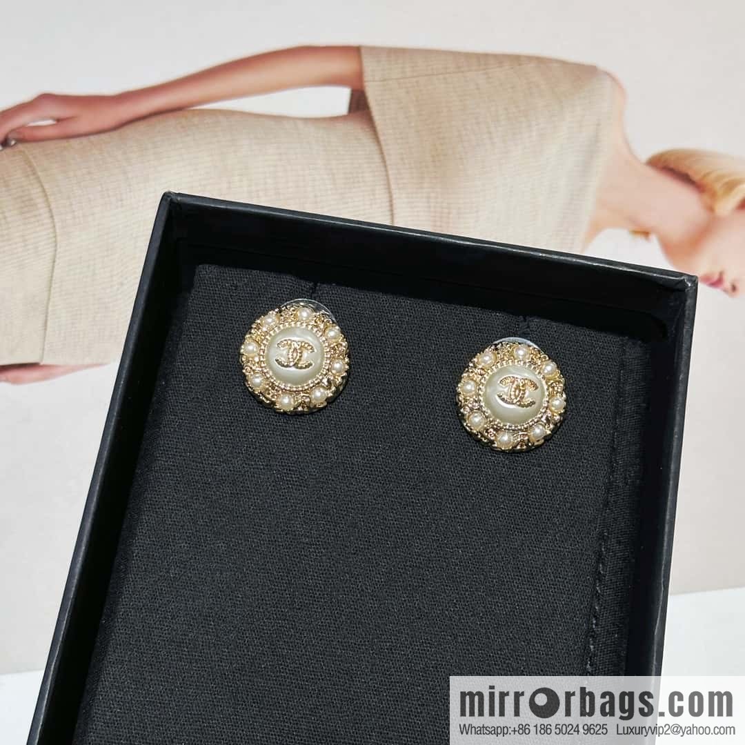 ❗️New ❗️ Chanel stud earrings ☀️ new ☑️ Chanel c1 double c pearl camellia stud earrings ☀️