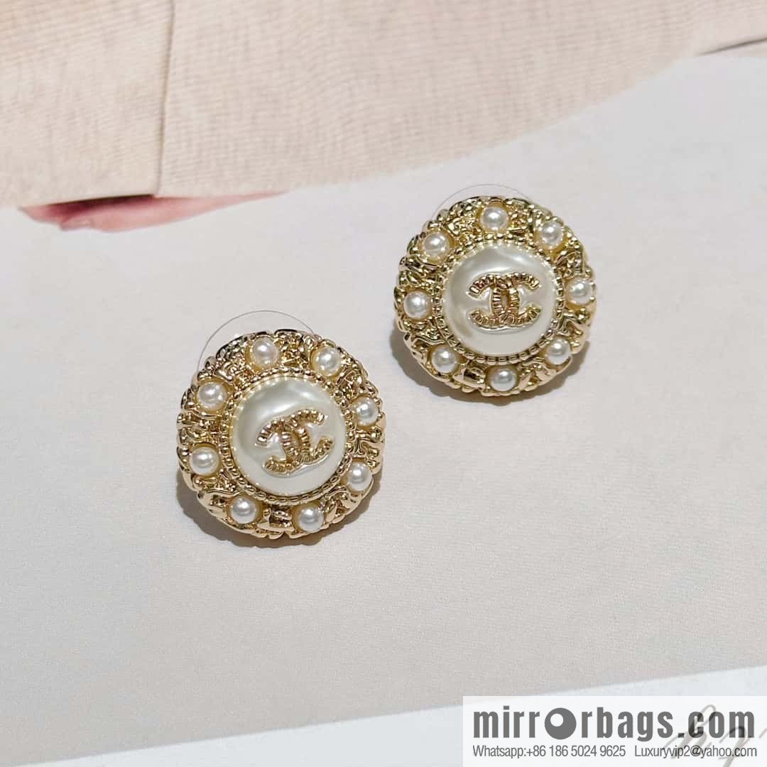 ❗️New ❗️ Chanel stud earrings ☀️ new ☑️ Chanel c1 double c pearl camellia stud earrings ☀️