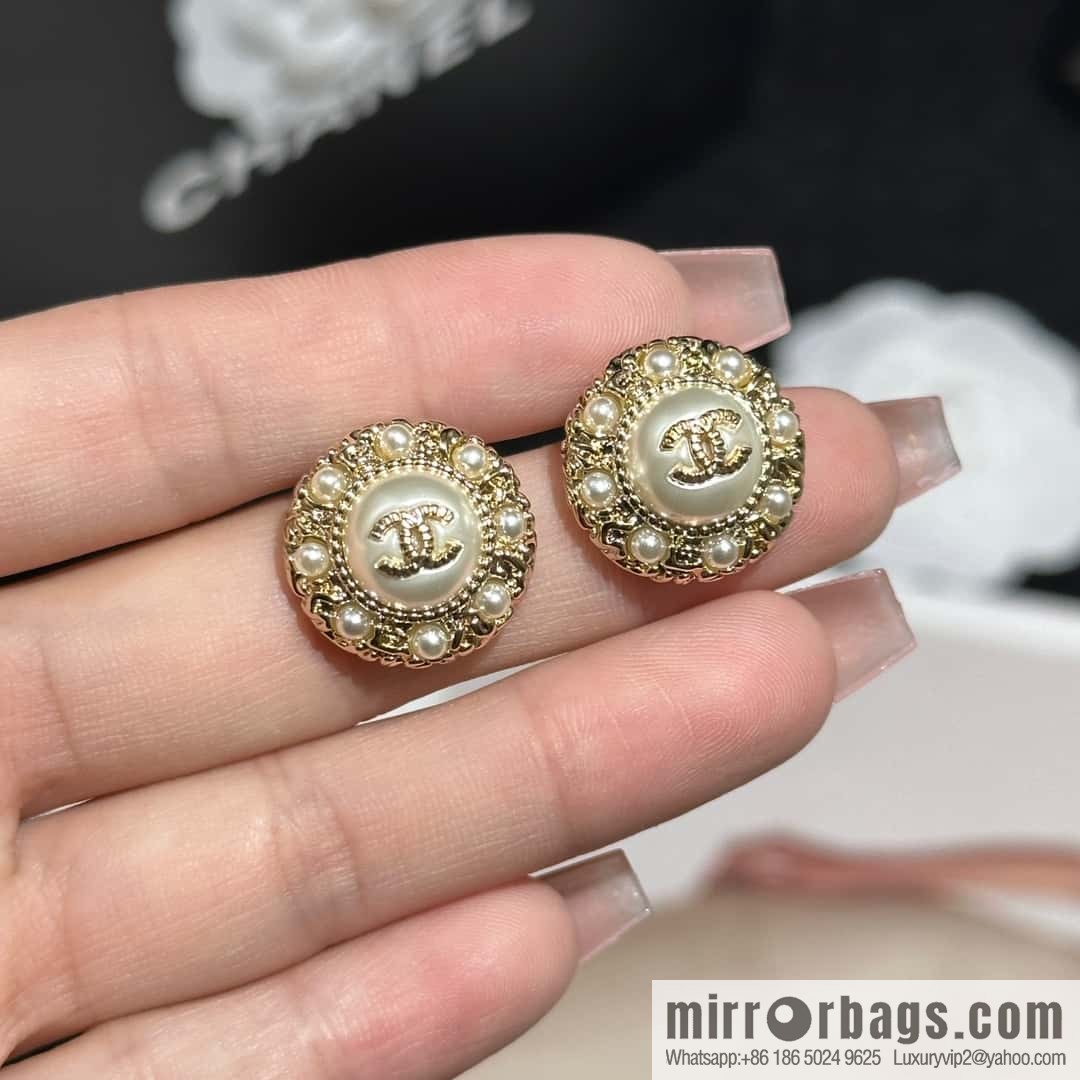 ❗️New ❗️ Chanel stud earrings ☀️ new ☑️ Chanel c1 double c pearl camellia stud earrings ☀️