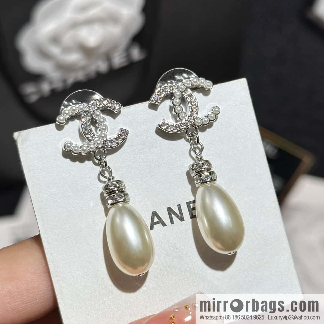 ❗️New ❗️ Chanel stud earrings ☀️ new ☑️ Chanel c2 double c half pearl half diamond stud earrings ☀️