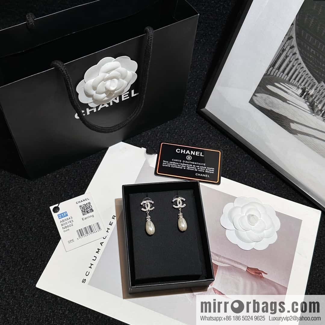 ❗️New ❗️ Chanel stud earrings ☀️ new ☑️ Chanel c2 double c half pearl half diamond stud earrings ☀️