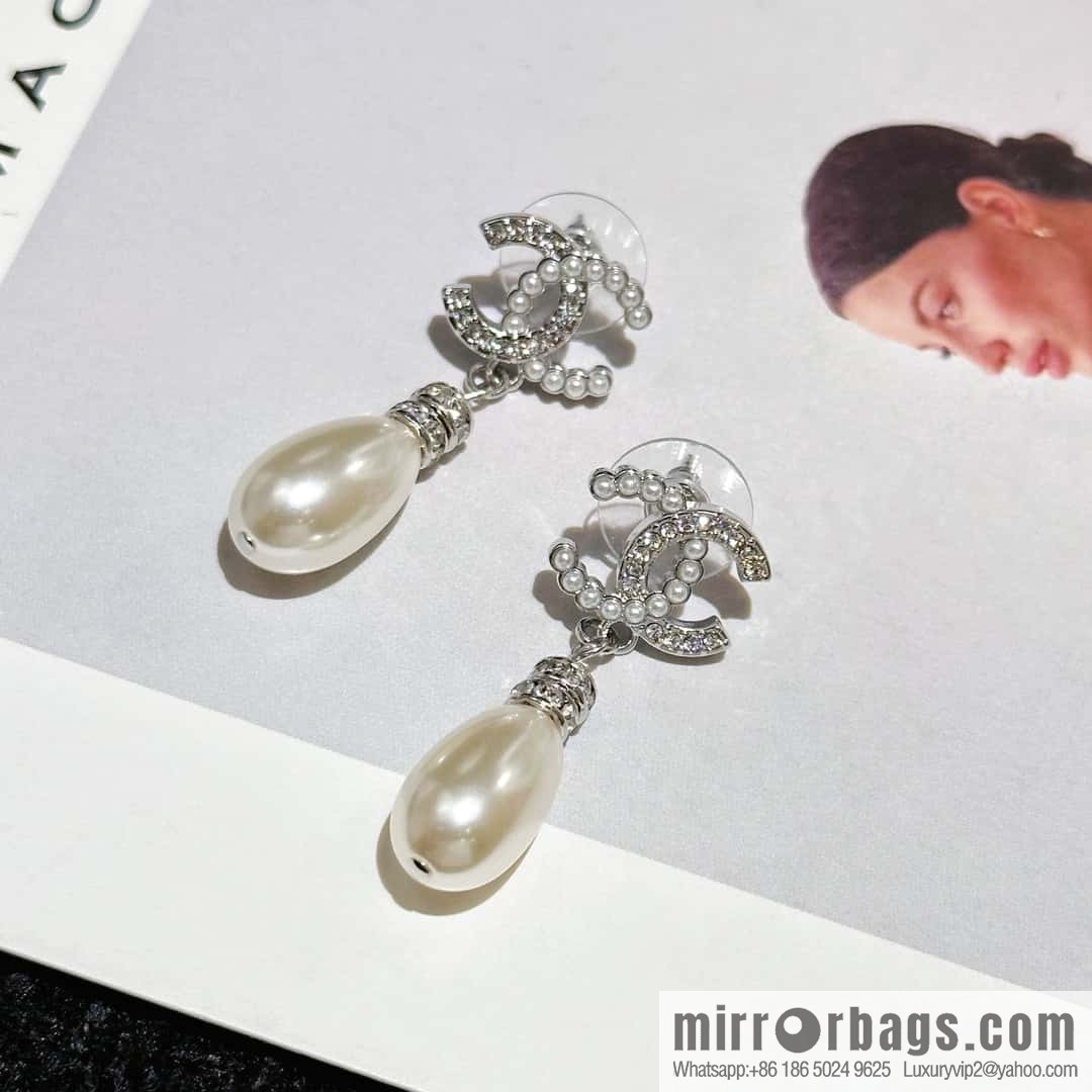 ❗️New ❗️ Chanel stud earrings ☀️ new ☑️ Chanel c2 double c half pearl half diamond stud earrings ☀️