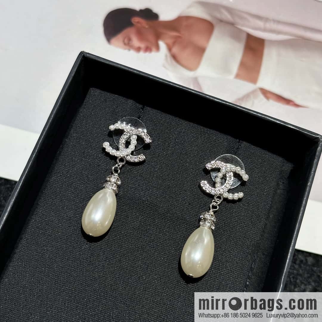 ❗️New ❗️ Chanel stud earrings ☀️ new ☑️ Chanel c2 double c half pearl half diamond stud earrings ☀️