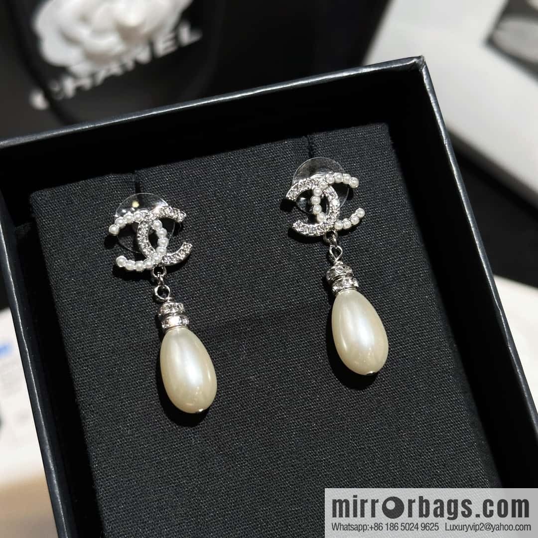 ❗️New ❗️ Chanel stud earrings ☀️ new ☑️ Chanel c2 double c half pearl half diamond stud earrings ☀️