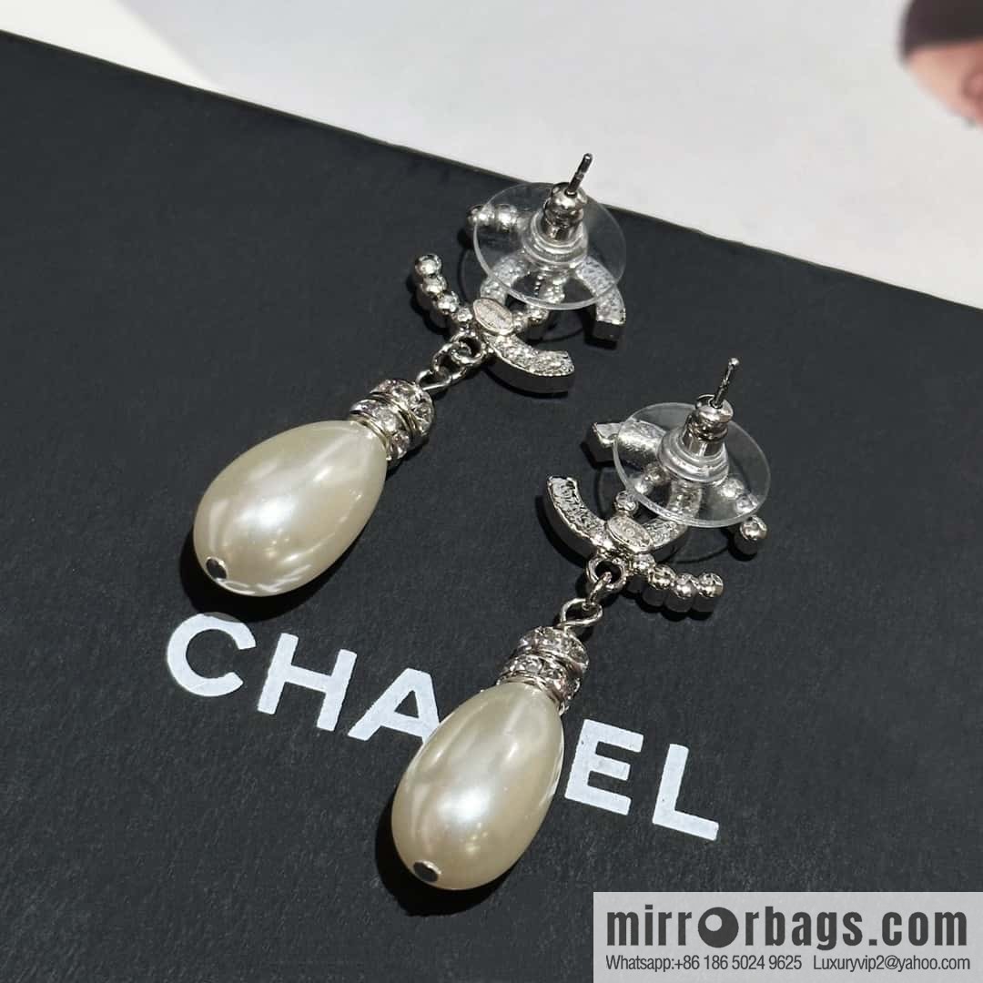 ❗️New ❗️ Chanel stud earrings ☀️ new ☑️ Chanel c2 double c half pearl half diamond stud earrings ☀️